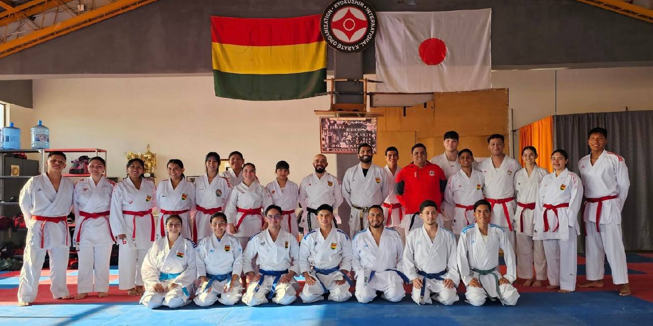 Equipo Bolivia de karate se prepara en Sucre para los Juegos Bolivarianos.