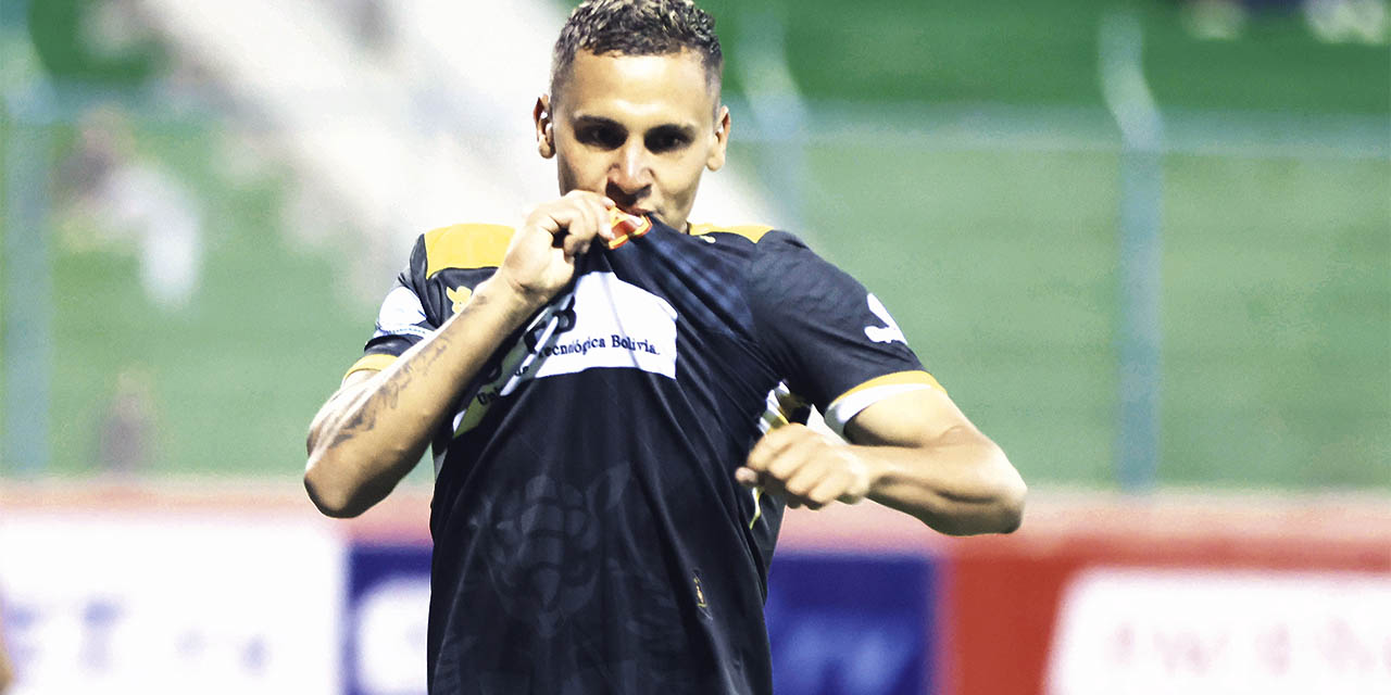 Sebastián Zeballos festeja sus goles para el equipo orureño.