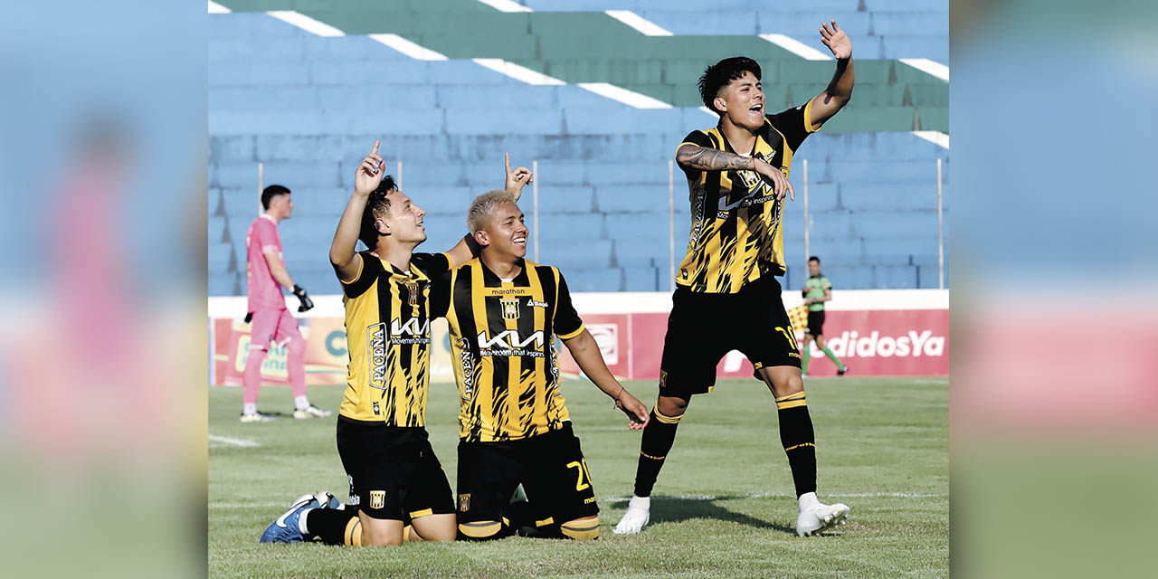 Tobías Moriceau, Jhon García y Gabriel Sotomayor festejan la victoria del Tigre.