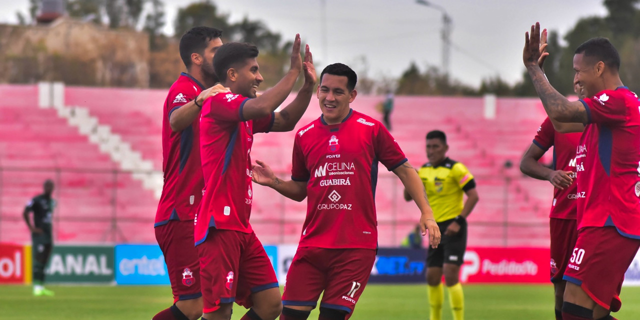 Jugadores de Guabirá festejan el triunfo sobre Real Tomayapo, en Tarija.