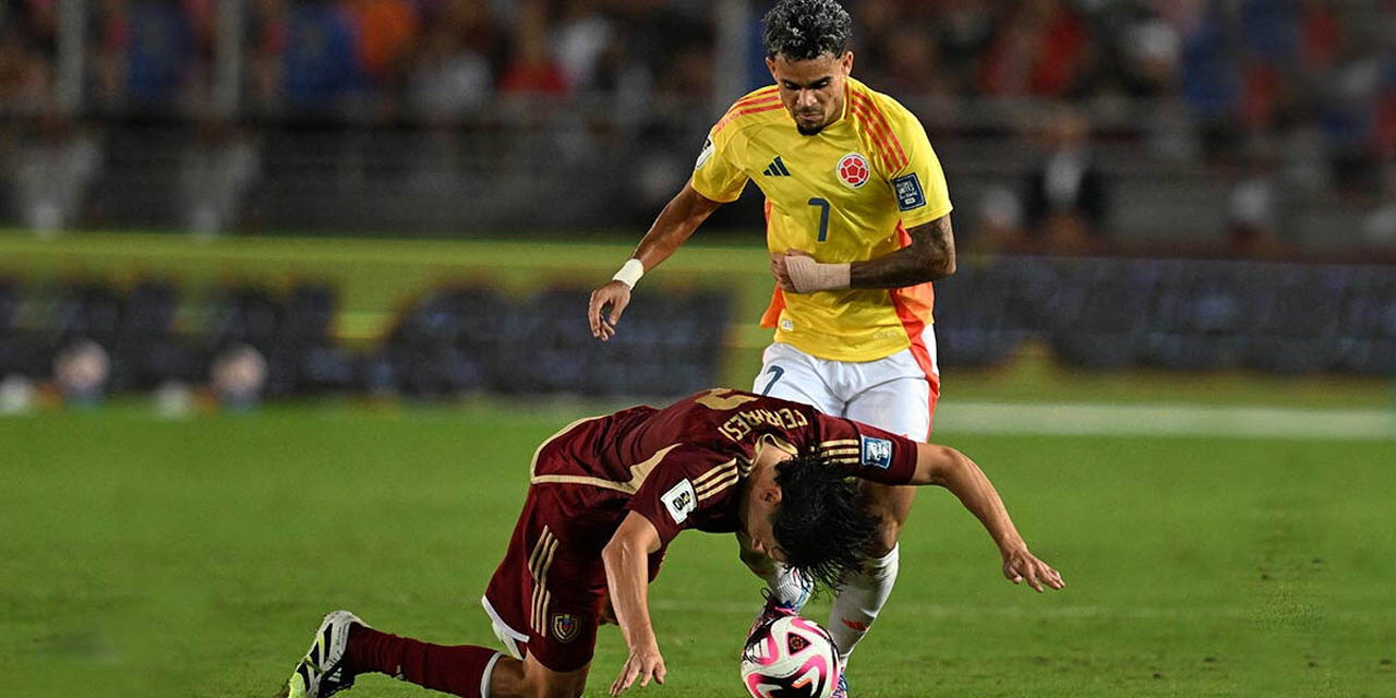 El colombiano Luis Javier Suárez  festeja sus cuatros goles.