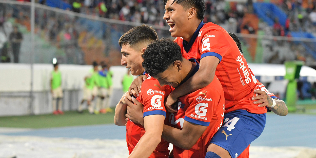 Integrantes del equipo aviador congratulan al goleador Alex Cáceres (7).
