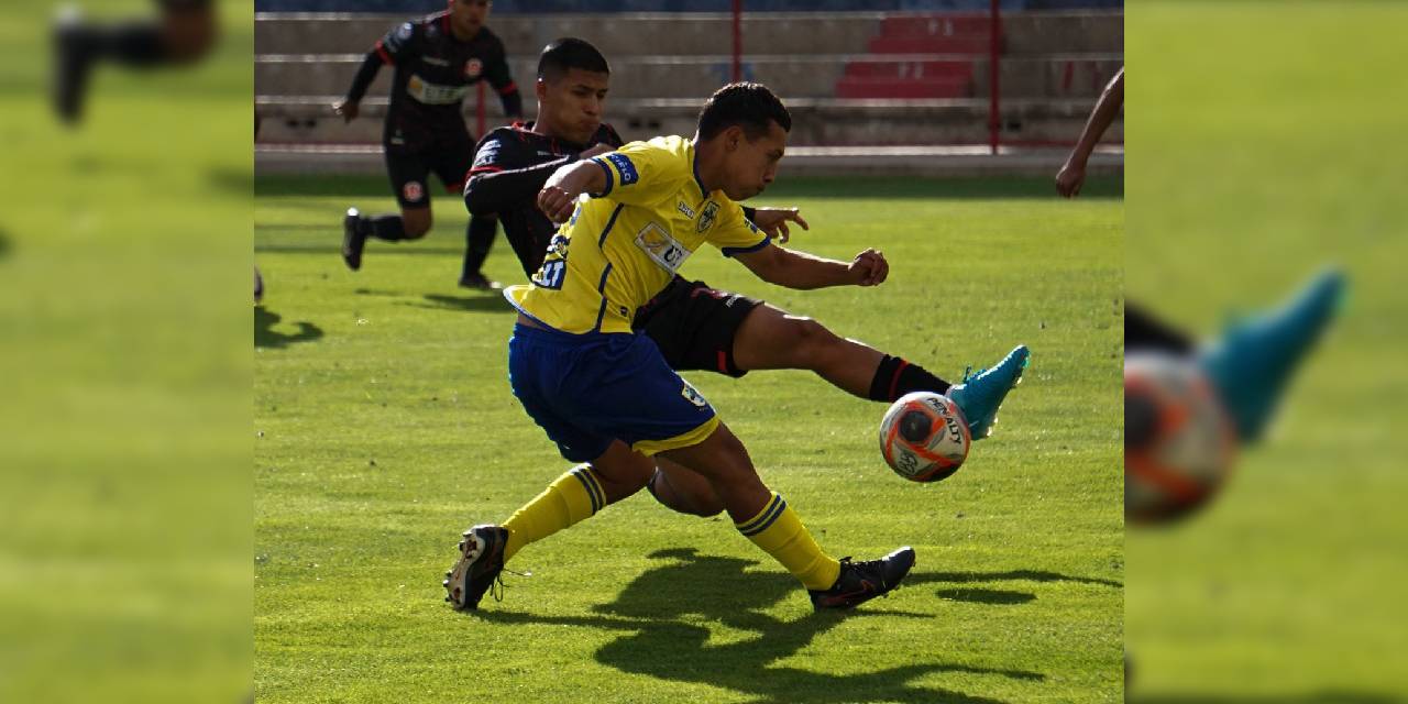   Una escena del partido entre ABB y la ‘U’ de Vinto jugado en El Alto.