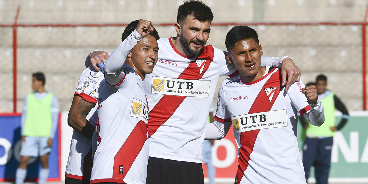 Medina, Triverio y Torrico celebran la victoria del equipo millonario.