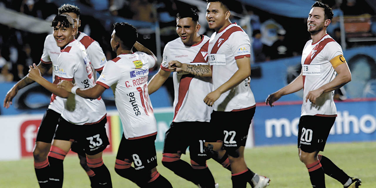 Jugadores de Always congratulan a Carlos Collazos (33) por su golazo, el primero del elenco millonario.