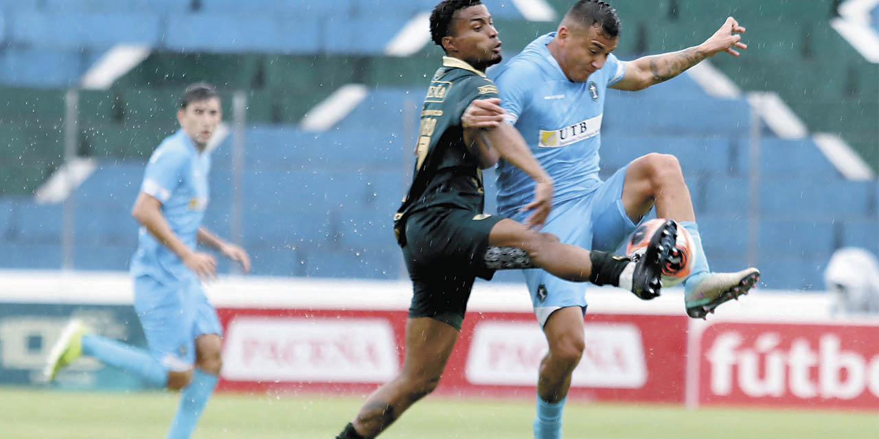 Una escena del partido que igualaron los equipos de Bolívar y San Antonio.