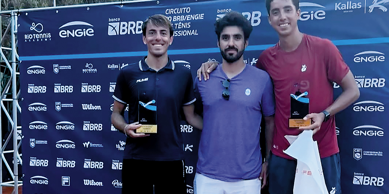 Murkel (de guindo) junto a su compañero Ignacio Carou disfrutan del trofeo conquistado.