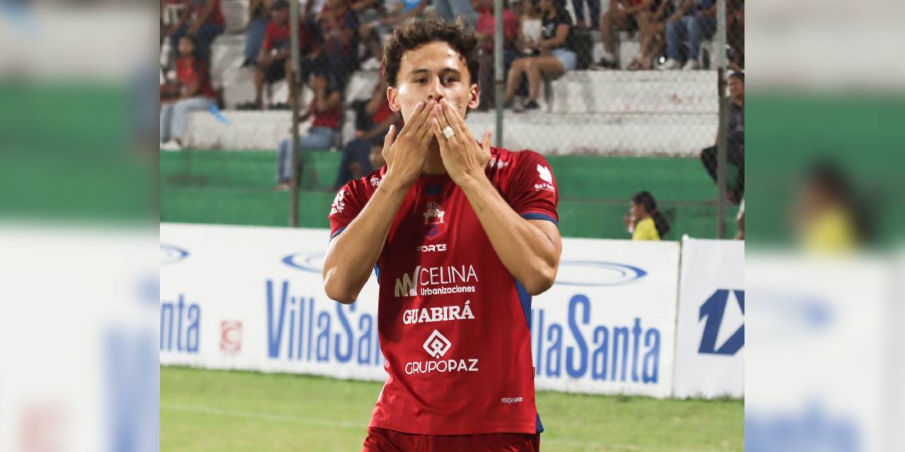 Adrián Peña celebra su gol, el del triunfo de Guabirá.