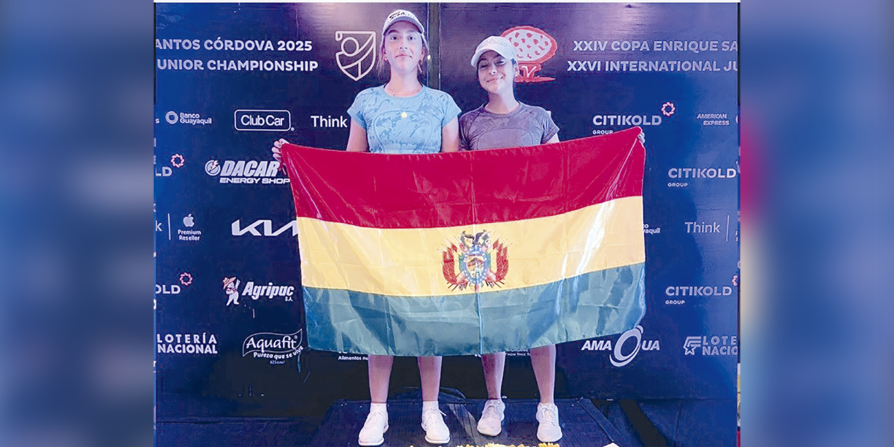 Las golfistas nacionales Sofía Blanco y Mayuni Onishi lucen orgullosas la tricolor nacional.