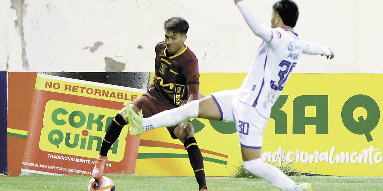 Una escena del compromiso que se disputó ayer en el estadio Jesús Bermúdez de Oruro.