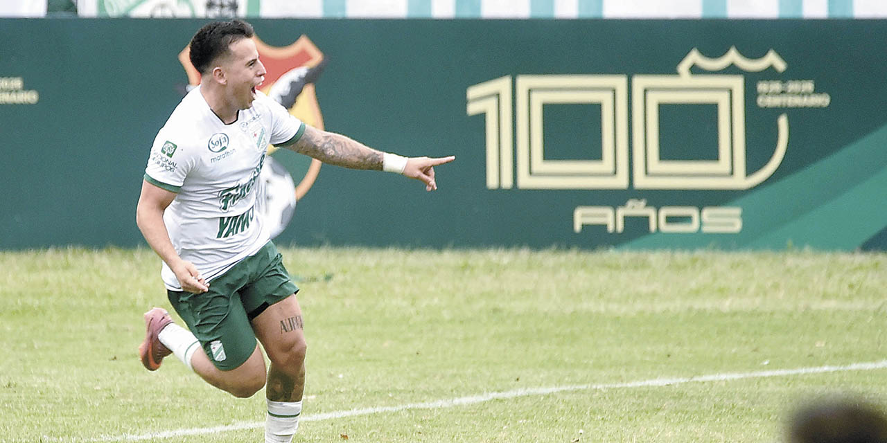 Henry Vaca festeja los goles que le dieron el empate a Oriente.