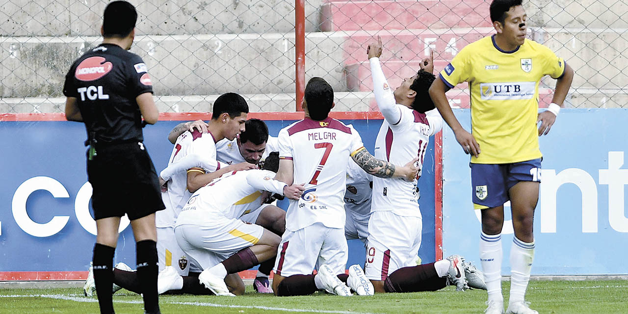 Jugadores de Real Oruro festejan el triunfo que los afirma como líderes del Grupo B.