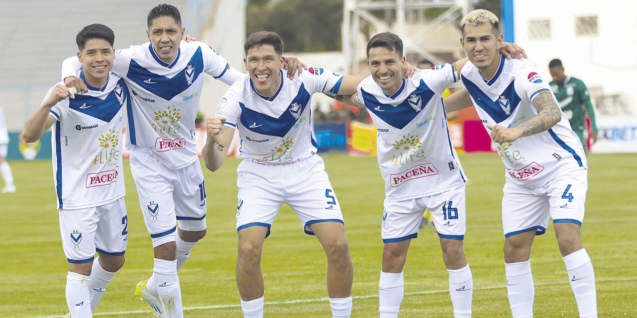 Jugadores de GV San José celebran la goleada ante Oriente Petrolero.