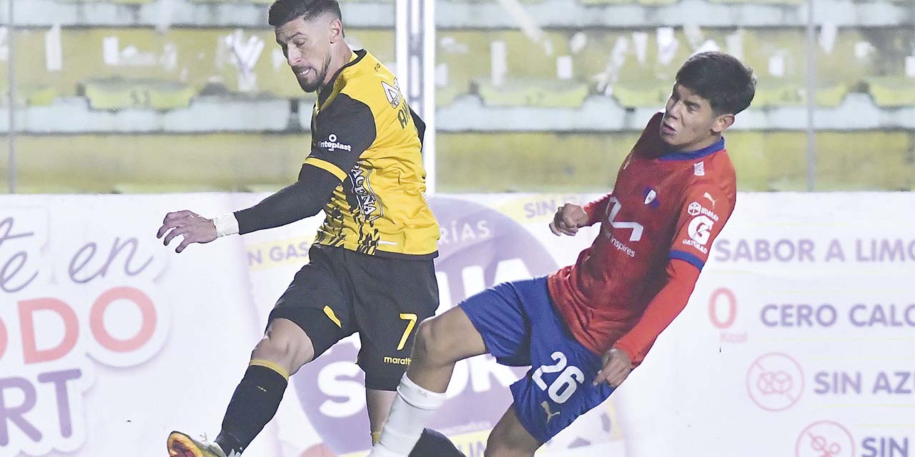 Una escena del partido que se jugó ayer en el estadio Hernando Siles.
