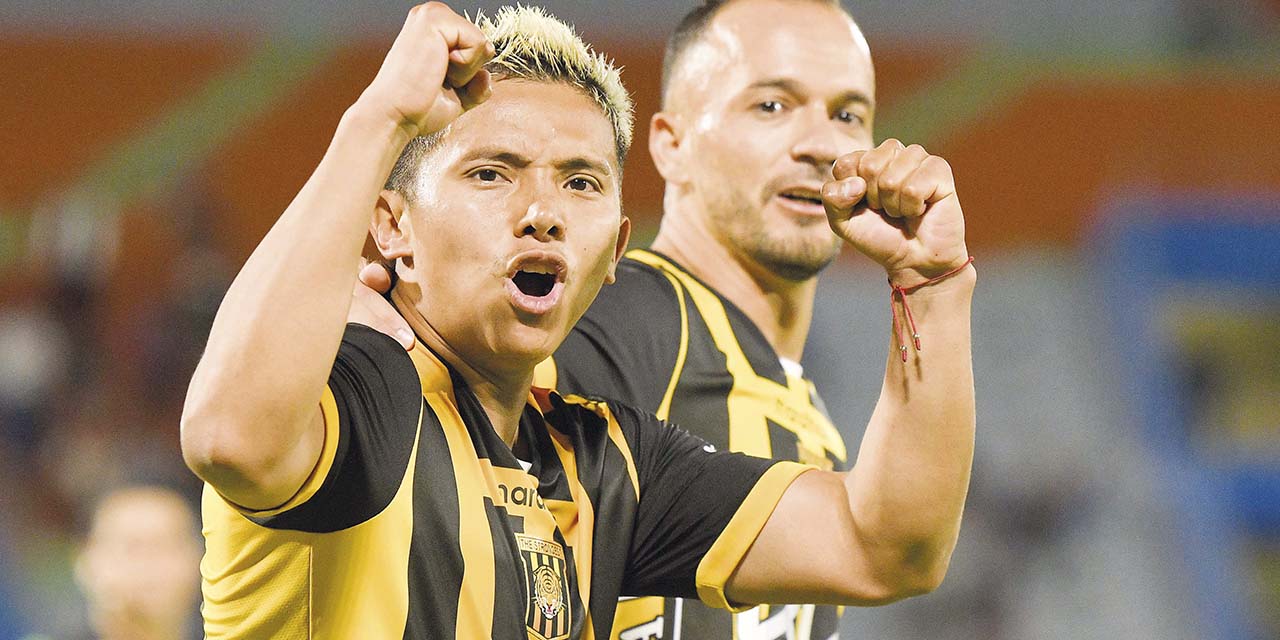 Jhon García festeja sus goles que le dieron el triunfo al cuadro atigrado.