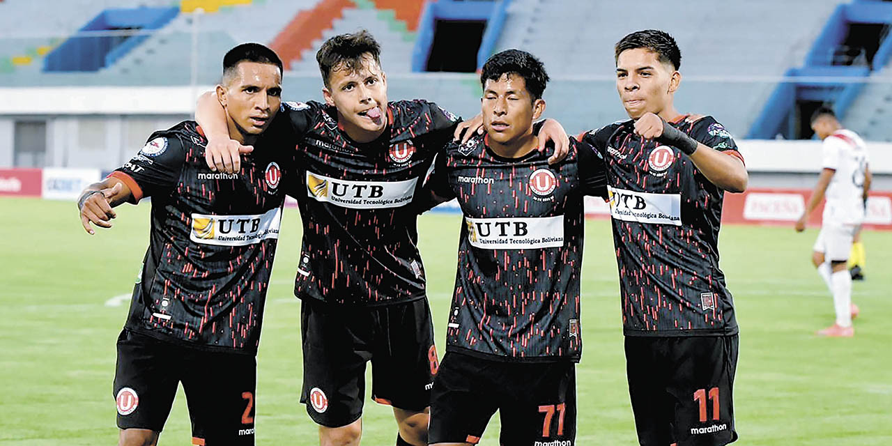 Integrantes de la ‘U’ de Vinto celebran el importante y sufrido triunfo.