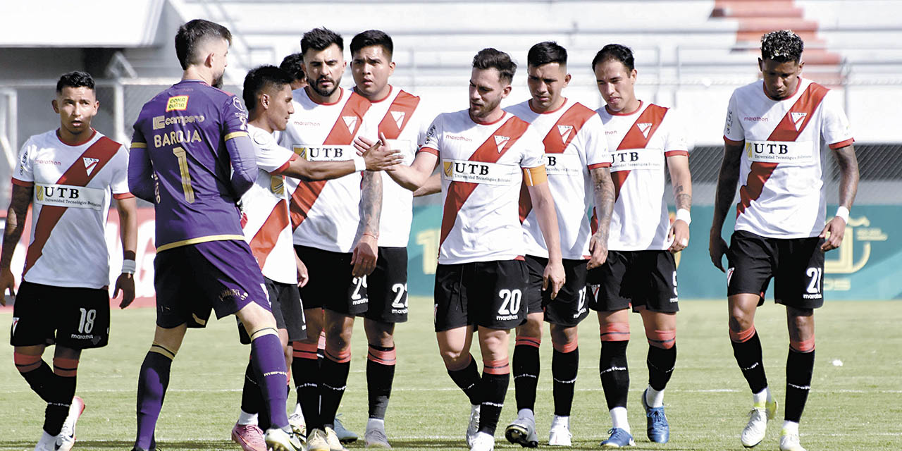 Jugadores de Always abandonan el campo de juego del Capriles después de la sufrida victoria.