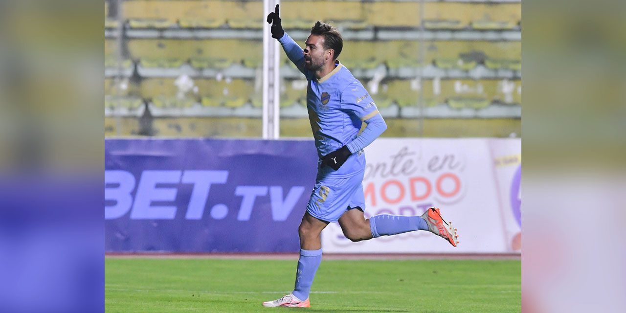 Martín Cauteruccio, autor de un doblete, festeja sus goles y el triunfo celeste.