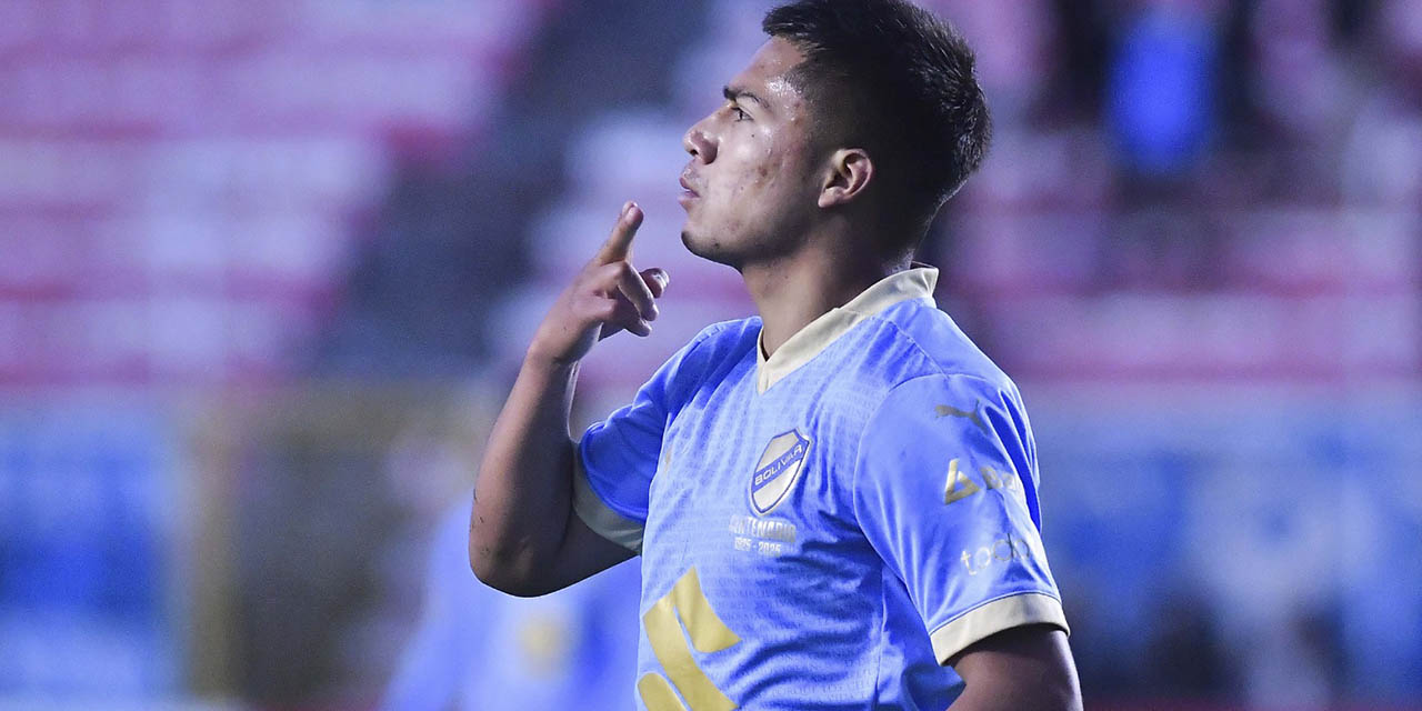 Jhon Velásquez celebra su gol, el segundo del equipo celeste.