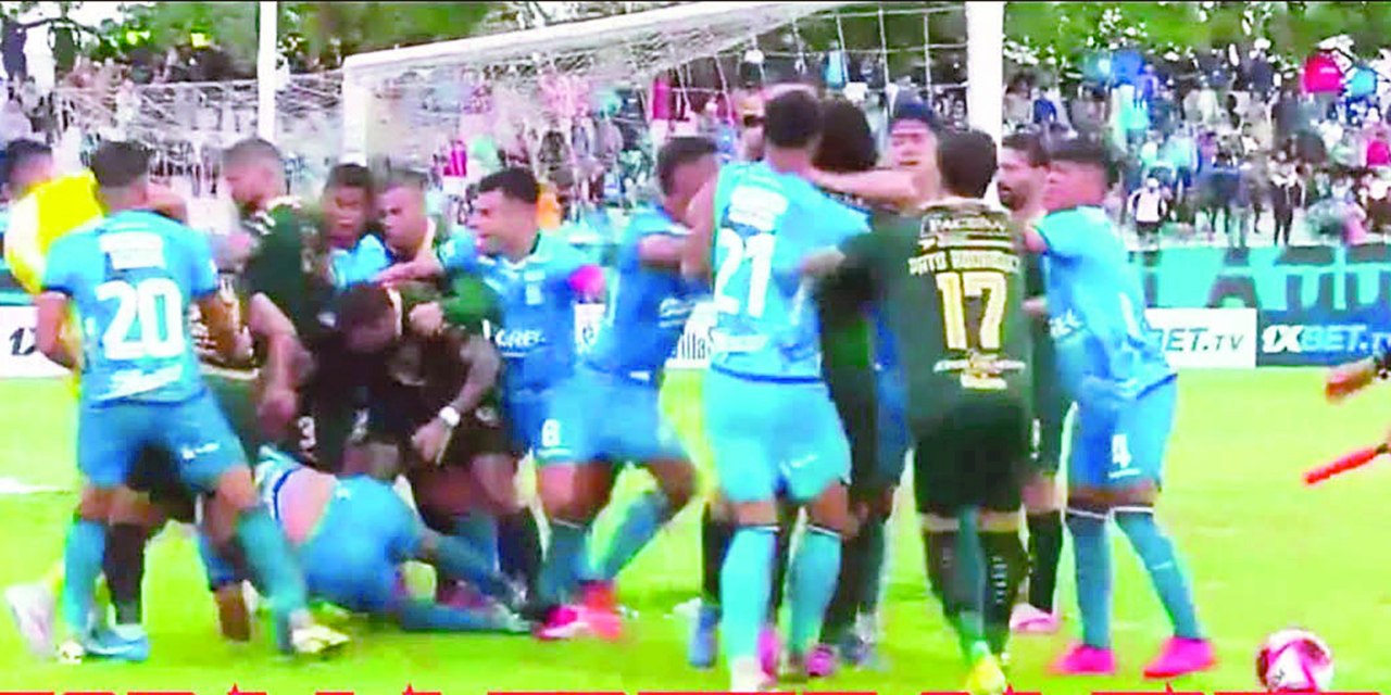 Una escena de la pelea entre los jugadores de Blooming y Bolívar.