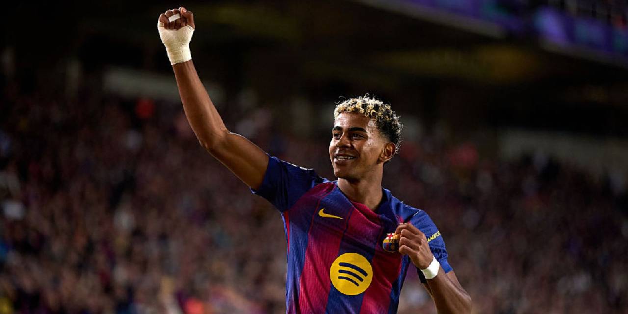 Lamine Yamal festeja su gol, el primero de Barcelona.