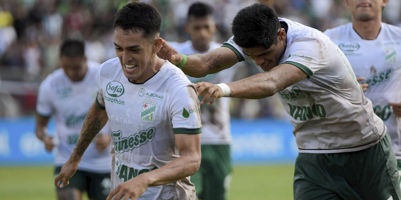 Kevin Salvatierra festeja sus goles y es congratulado por sus compañeros.