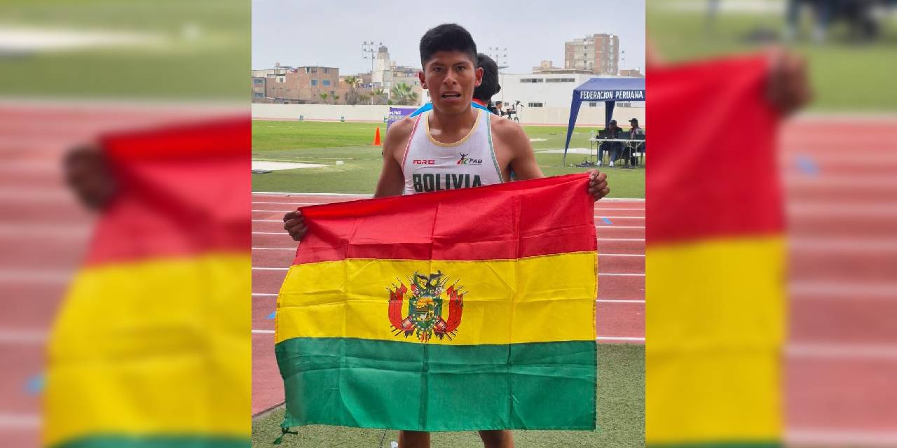El deportista Wilmer Santos luce orgulloso con la tricolor nacional.