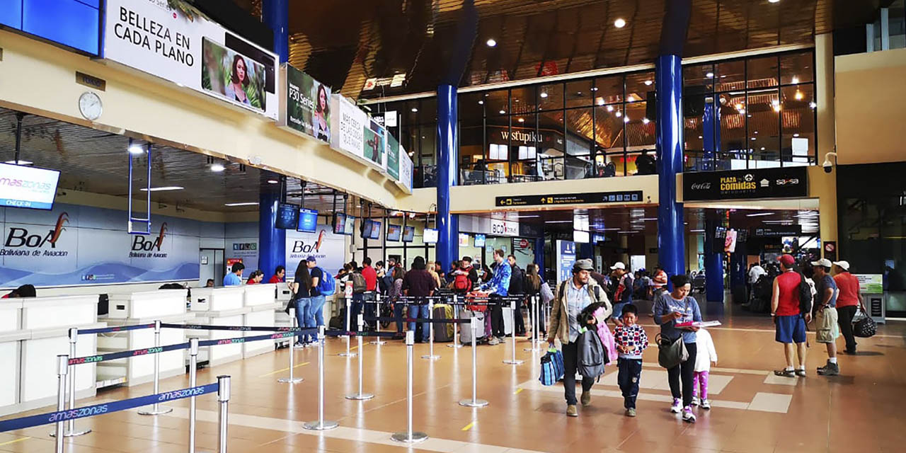 Vista del interior del aeropuerto Jorge Wilstermann de Cochabamba.