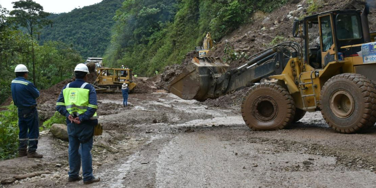 Mantenimiento de las carreteras en las vías paceñas. 