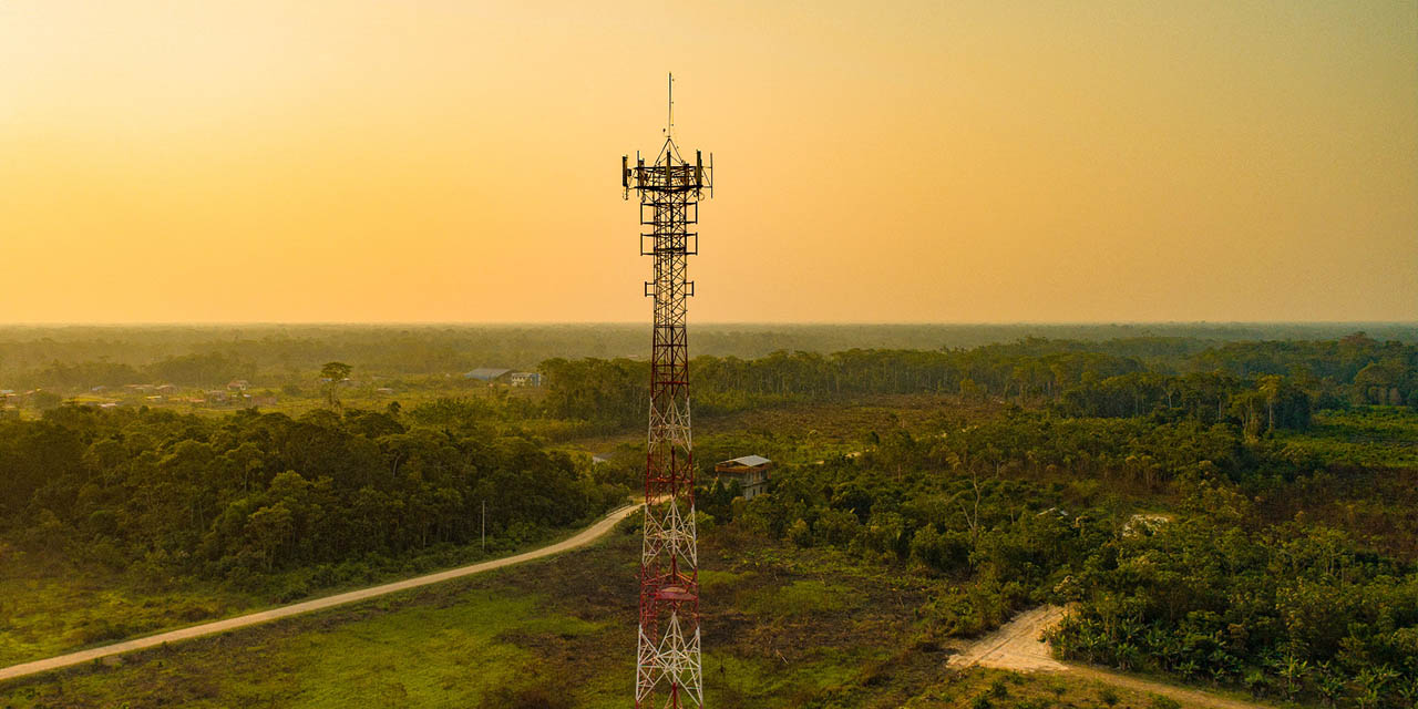 Una antena de telecomunicaciones de Entel en un municipio del área rural.