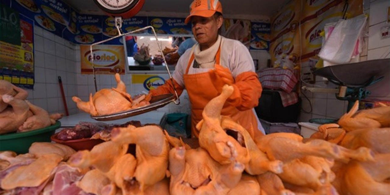 Una comerciante de pollo en La Paz.