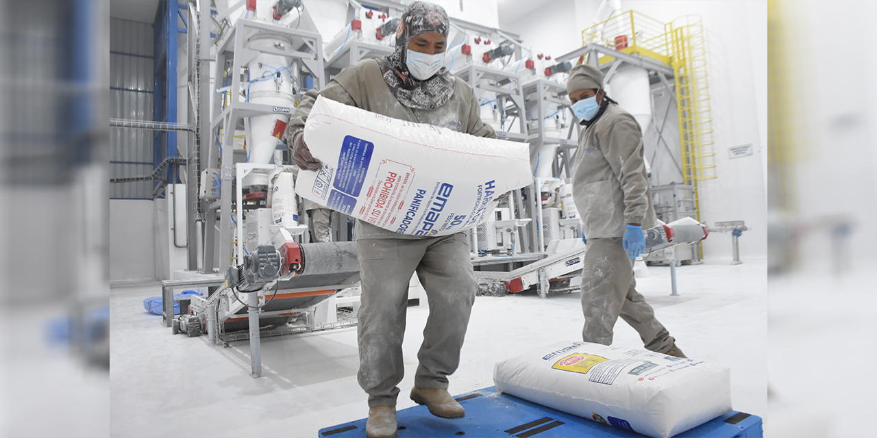 Panificadores inspeccionan la Planta de  Transformación de Cereales en Viacha