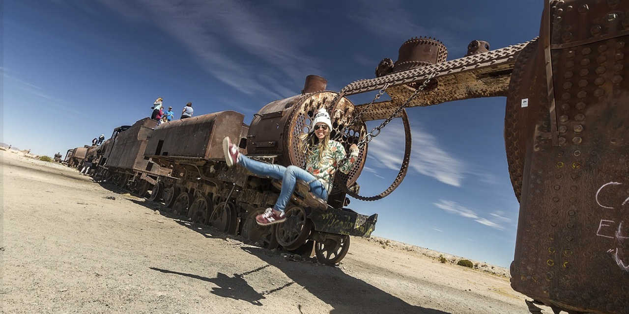 Una turista en el Cementerio de Trenes de Uyuni, Potosí.