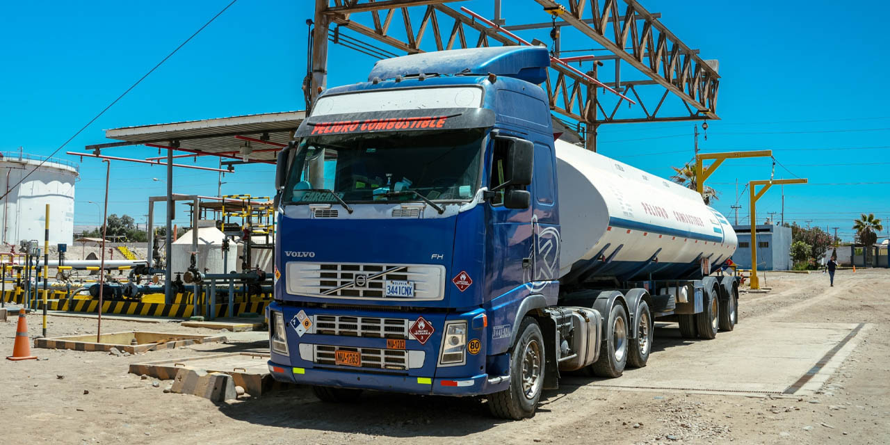 Un camión cisterna que transporta combustibles.