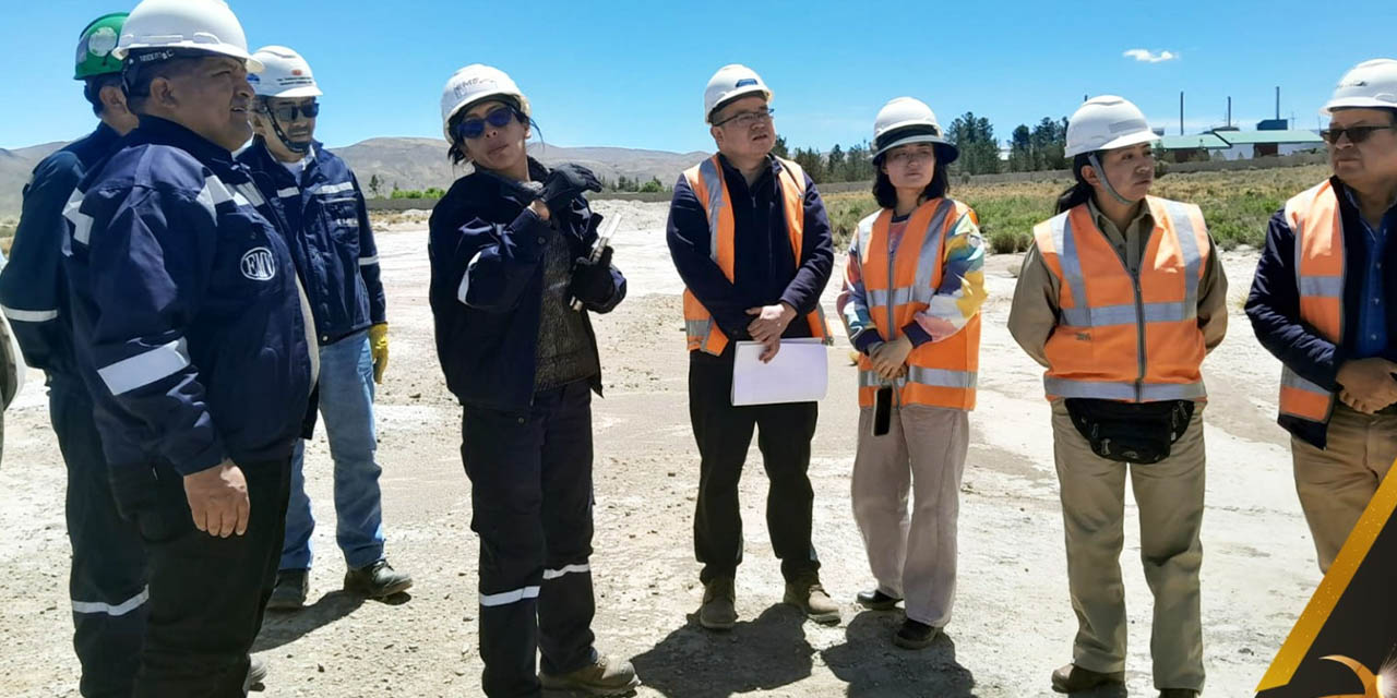 El ministro de Minería, Alejandro Santos,  junto con técnicos del proyecto de la planta, en la inspección de terrenos.