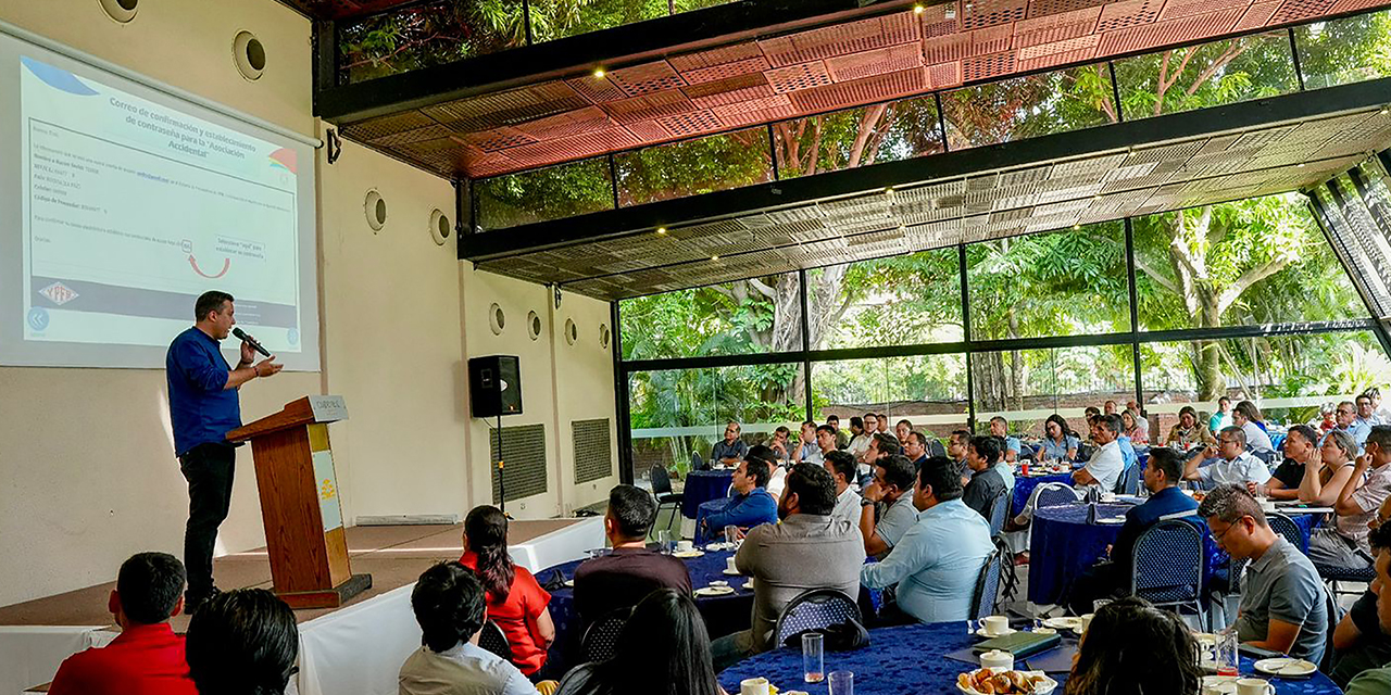 El taller que desarrolló YPFB con la participación de las 30 empresas interesadas. 