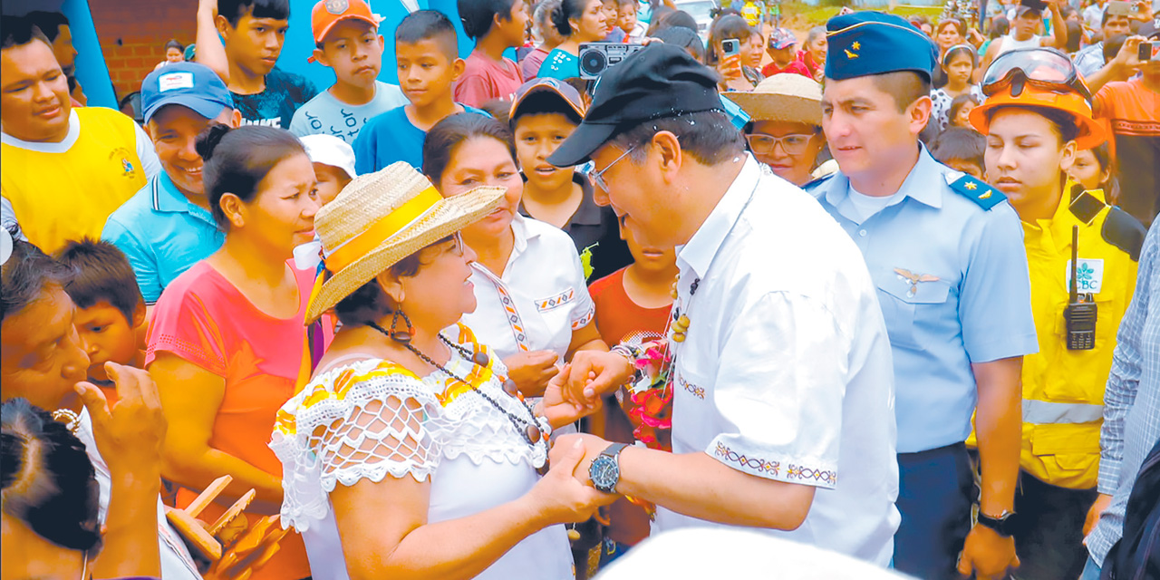 El Jefe de Estado recibe el cariño de la gente de Concepción.