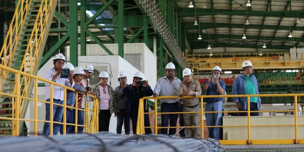 El presidente de la Empresa Siderúrgica del Mutún (ESM), Jorge Alvarado, y una comitiva de visitantes en el CSM. 