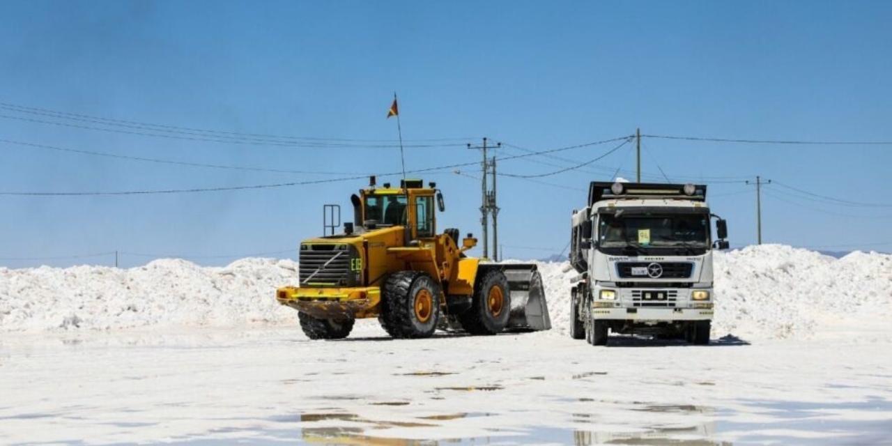 Trabajos en el salar de Uyuni, Potosí.