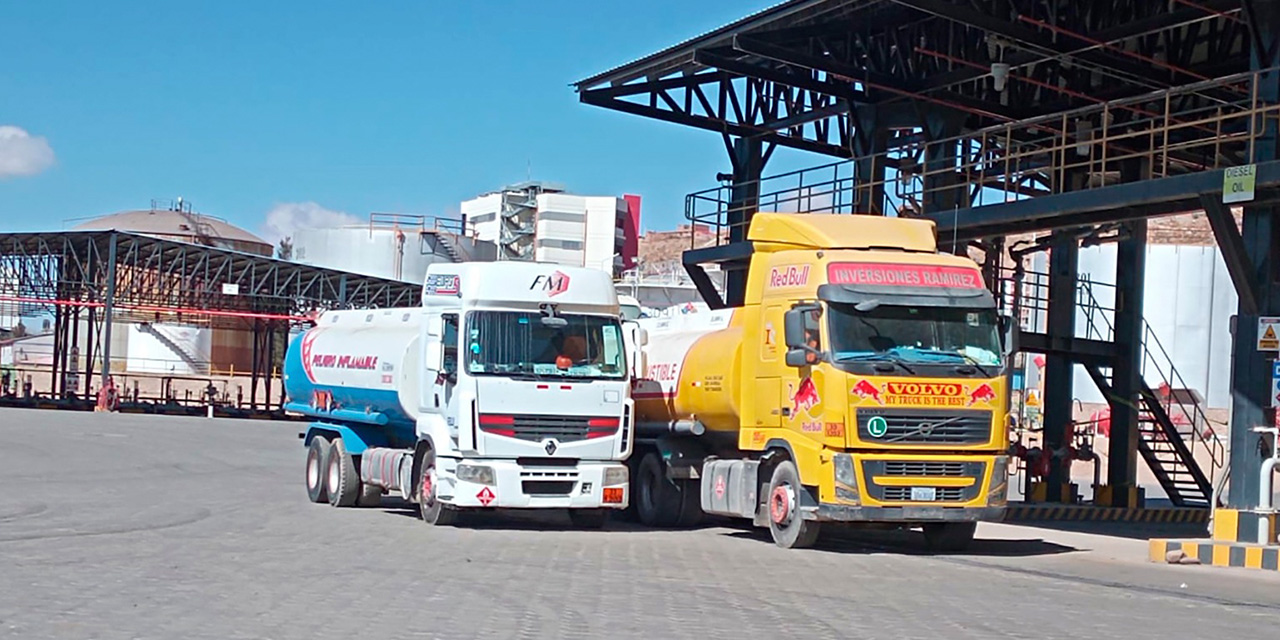 Las cisternas que transportan combustible de YPFB. Foto: Archivo