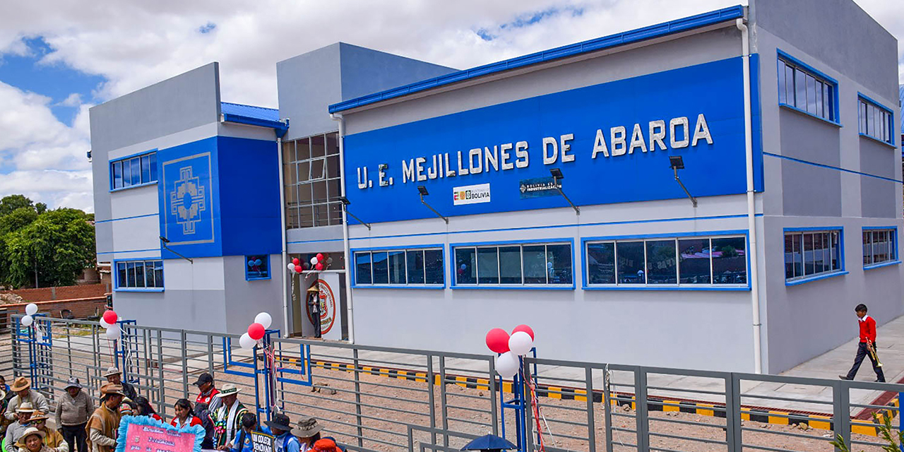 El presidente Luis Arce entregó la unidad educativa Mejillones de Abaroa en Santiago de Andamarca, Oruro, con una inversión de más de Bs 4,5 millones. 