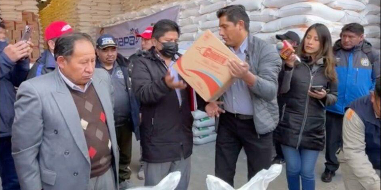 Gerente de Emapa, Franklin Flores, realiza al entrega simbólica a dirigentes del sector panificador de La Paz y El Alto. 