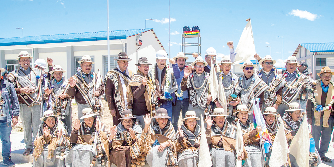 El presidente Luis Arce junto a los ganaderos camélidos del departamento de Oruro.