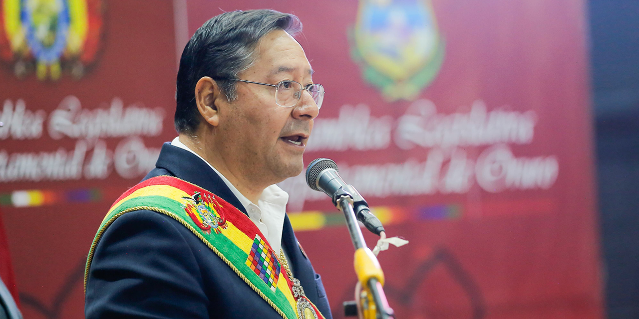 El presidente Luis Arce durante su discurso en la Sesión de Honor en Oruro. 