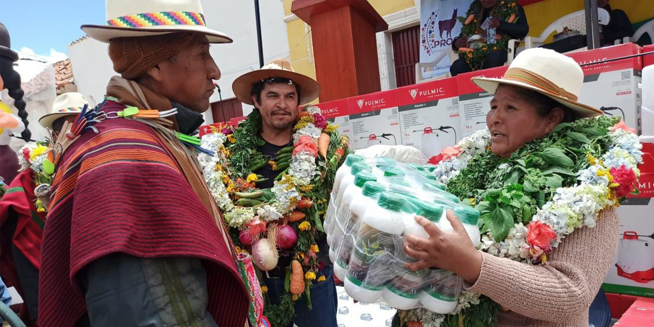 Acto de entrega de los paquetes tecnológicos. 