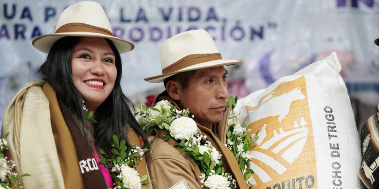 Parte de la entrega de insumos a los productores.