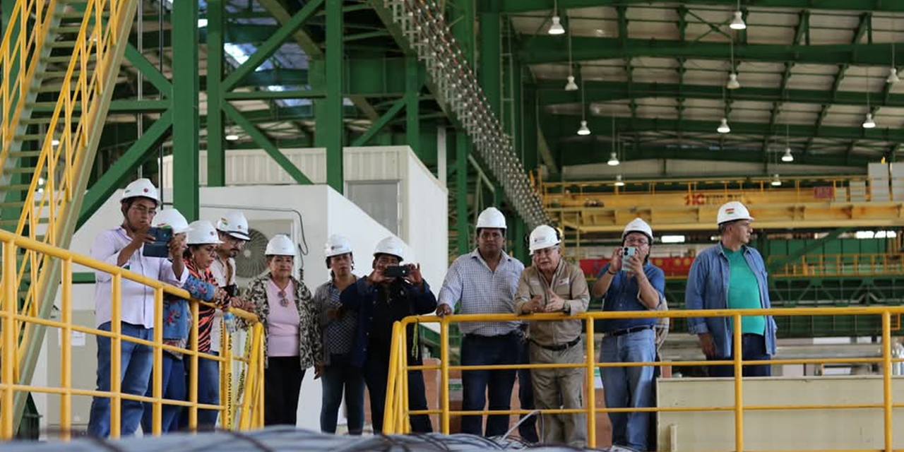 El presidente del ESM, Jorge Alvarado, junto a una comitiva de visitantes.