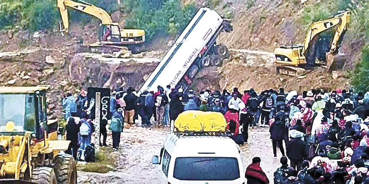 En el sector de Llavini, en Cochabamba, se perdió la plataforma y cayó una cisterna.