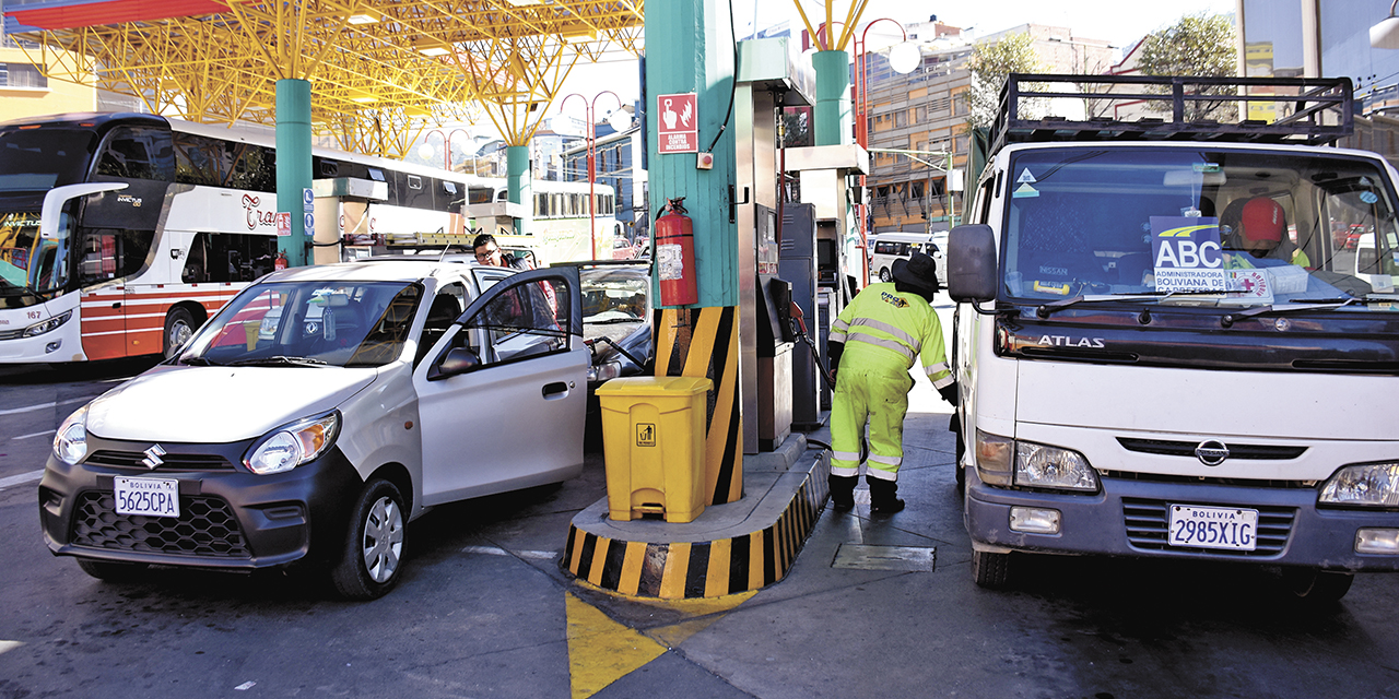 Una estación de servicio que comercializa combustibles.