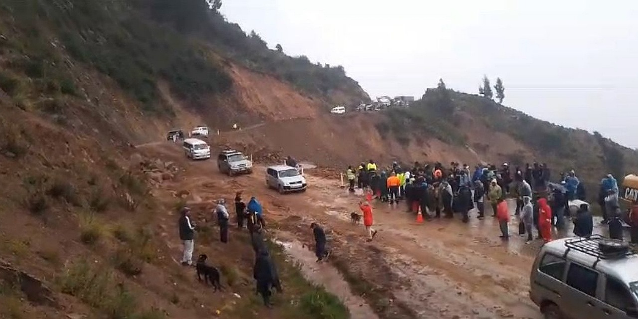 La ABC habilita paso para vehículos livianos en el tramo Oruro - Cochabamba